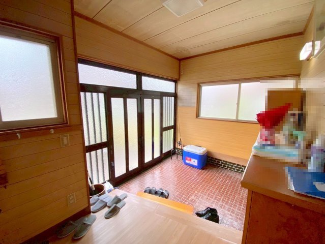 美保関町片江中古戸建の玄関|窓が多く明るい玄関になります。廊下は上張りにて改修済みとなります♪