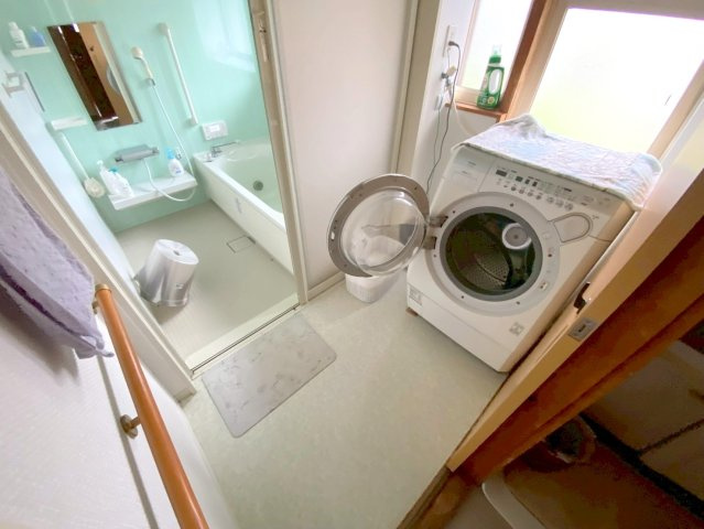 美保関町片江中古戸建の脱衣所|民泊として利用中という事もあり、水廻りは綺麗に維持管理されている住宅になります。
