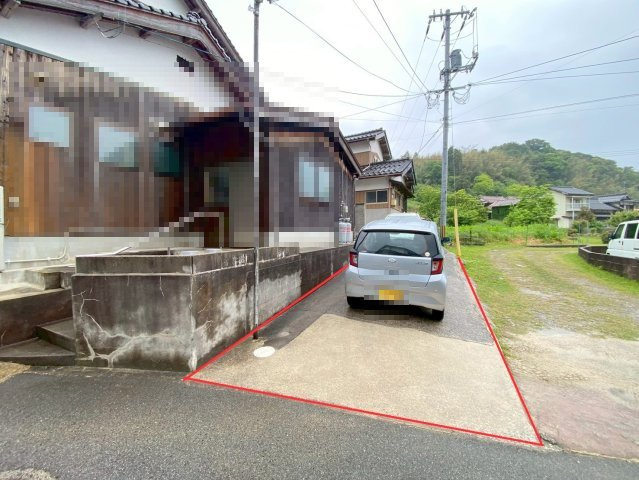 美保関町片江中古戸建の前面道路含む現地写真|接道間口約3ｍになり駐車も可能になります。