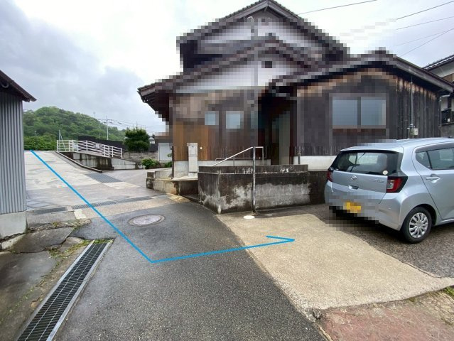 美保関町片江中古戸建の前面道路含む現地写真|前面道路は幅員約2ｍになりますが、生活道路からの進入路は広く対象地まで車でのアクセス可能になります。