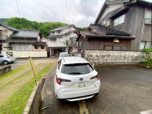 美保関町片江中古戸建の駐車場|縦列駐車で2台可能。また庭方向に１台駐車可能になります。