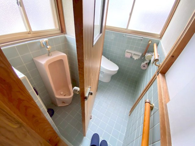 美保関町片江中古戸建のトイレ|1階玄関側のトイレになり洋式便器はリフォーム歴ありとなります♪