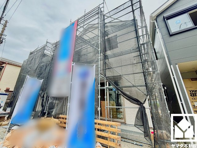 尼崎市高田町第1の外観|阪急バス「遊女塚」停まで徒歩3分（約230m）の立地。日中の移動や週末のお出かけなど、ライフシーンに応じたスムーズな移動を叶える、ゆとりある住環境です。