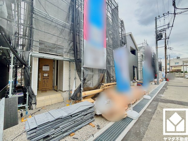 尼崎市高田町第1の前面道路含む現地写真|会員制スーパーの「COSTCO尼崎倉庫店」まで徒歩10分。現地は「イオンスタイル尼崎店」や「ロピア尼崎島忠ホームズ店」が一列に並ぶ利便性の高いロケーションで、日々のお買い物やお食事の選択肢が広がります