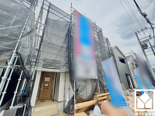 尼崎市高田町第1の外観|県道338号線まで約170m。名神高速道路の豊中ICまで一般道で約2.6km、阪神高速道路の豊中南出入口（空港方面）まで約3.1km、梅田方面の出入口まで約3.7kmと近く、車での移動に便利な立地です
