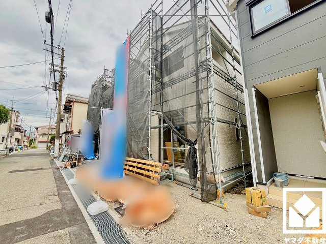 尼崎市高田町第1の外観|トイレが1階・2階の2か所に設置されているので、朝の忙しい時間帯も混雑を避けやすい間取りです。温水洗浄便座付きで、季節を問わずいつでも温かい便座をお使いいただけます。