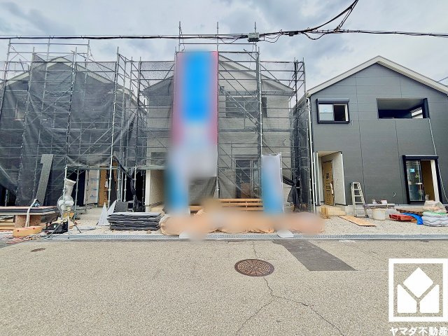 尼崎市高田町第1の外観|玄関にはシューズボックスを設置。家族の靴もしっかり収納できるので、玄関がいつも片付き、気持ちよくお客様を迎えられます。