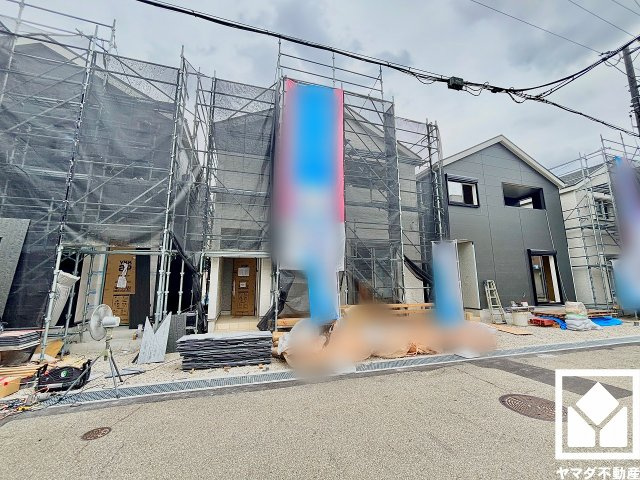 尼崎市高田町第1の外観|駐車スペースを1台分確保。玄関のそばで荷物の上げ下ろしができるので便利です。重い荷物や雨の日の移動もスムーズで、快適なカーライフを実現。
