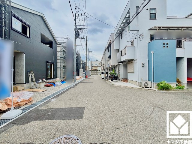 尼崎市高田町第1の前面道路含む現地写真|3段階中最も高いレベルの耐震等級3を取得。災害復興拠点に求められる水準の耐震性を備えた住宅で、住まいの安心を支えます。