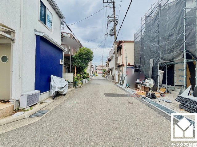 尼崎市高田町第1の前面道路含む現地写真|繰り返す地震に配慮された制震装置「SAFE365」を搭載。高層ビルの制震装置にも使われている粘弾性素材を使用しており、住宅の耐震性能を維持しながら居住性を高めます。