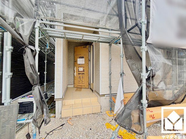 尼崎市高田町第1の外観|対面式キッチンなので、お料理中もリビングにいるお子様の様子が見守りやすい設計です。キッチンの横には窓がございますので、昼間は手元が明るく、お料理がはかどります。