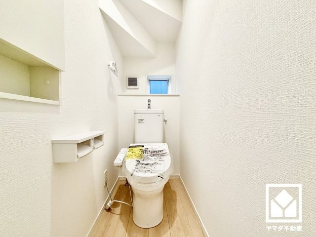 尼崎市高田町第1のトイレ|1階トイレです。温水洗浄便座付きのトイレが1階・2階の2か所に設置されているので、朝の忙しい時間帯も混雑を避けやすい間取りです。毎日使う場所だからこそ、快適性にも配慮されています。