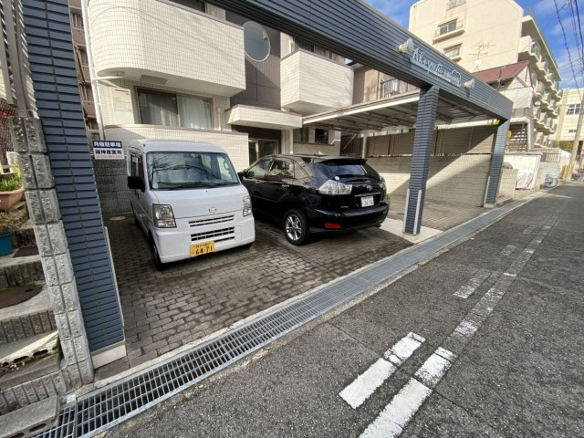 アルユータ六甲道の駐車場