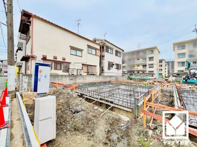 尼崎市高田町第1の外観|会員制スーパーの「COSTCO尼崎倉庫店」まで徒歩10分。現地は道路を挟んで「イオンスタイル尼崎店」、「ロピア尼崎島忠ホームズ店」が一列に立ち並ぶ利便性の高い立地で、日々のお買い物がスムーズになります