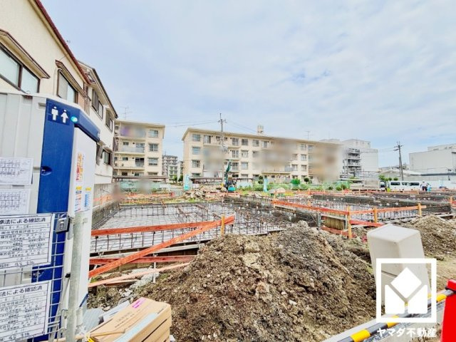 尼崎市高田町第1の外観|県道338号線まで約450m。名神高速道路の豊中ICまで一般道で約2.6km、阪神高速道路の豊中南出入口も約3.8kmと近く、各方面へのアクセスがスムーズ。快適なカーライフが叶います。
