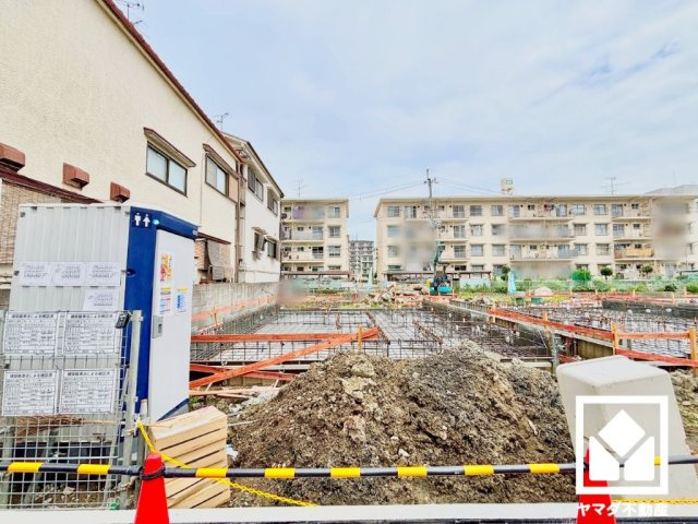 尼崎市高田町第1の外観|駐車スペースを1台分確保。玄関のそばで荷物の上げ下ろしができるので便利です。重い荷物や雨の日の移動もスムーズで、快適なカーライフを実現。