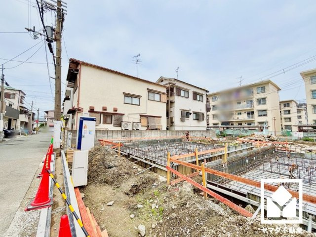 尼崎市高田町第1の前面道路含む現地写真|広々15.7帖のLDKが魅力。家族全員がリラックスできる、ゆったりとした快適リビングで温かい団らんの時間を。