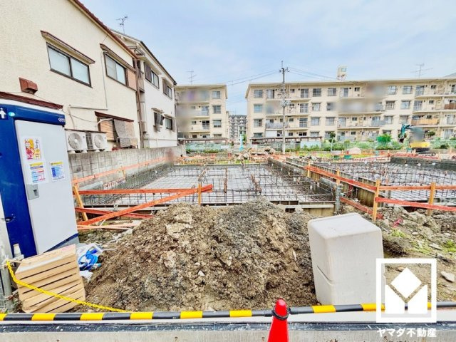 尼崎市高田町第1の外観|リビングに隣接して子どもの遊び場、お昼寝スペース、家族のくつろぎ空間にもなる、約3帖のタタミコーナーがございます。温かみのある畳のスッキリとしたデザインが、暮らしを心地よく彩ります。