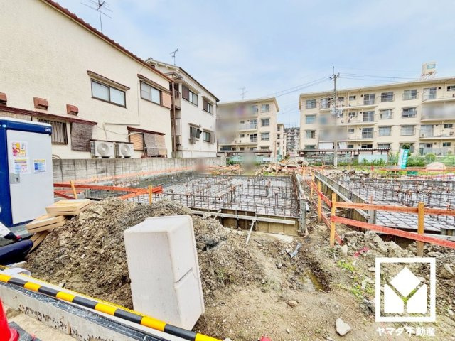 尼崎市高田町第1の外観|南向き・西向きの2面採光の窓から自然光を取り込む、開放感あふれるリビングです。隅々まで光が降り注ぎ、明るく心地の良い空間。