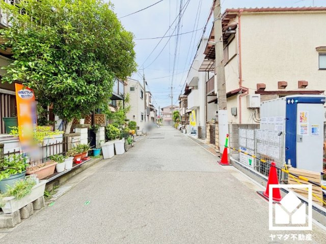 尼崎市高田町第1の前面道路含む現地写真|キッチンには床下収納がございます。災害時の非常食や食料品のストックなども保存できます。