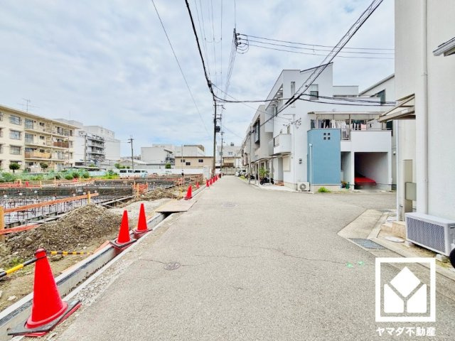 尼崎市高田町第1の前面道路含む現地写真|真冬の寒い浴室を暖かく、また雨の日の洗濯物の乾燥にと多用途に活躍する浴室暖房乾燥機付きです。窓が設置されており、自然換気や採光も確保された明るい浴室になっています。