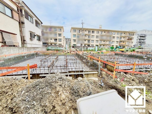 尼崎市高田町第1の外観|突然の来訪時にも防犯面で心強いモニター付きインターホンを設置。お留守番中のお子様も、室内からスムーズに相手の確認ができます。