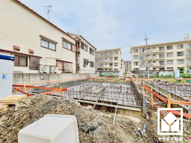 尼崎市高田町第1の外観|繰り返す地震に配慮された制震装置「SAFE365」を搭載。高層ビルの制震装置にも使われている粘弾性素材を使用しており、住宅の耐震性能を維持しながら居住性を高めます。