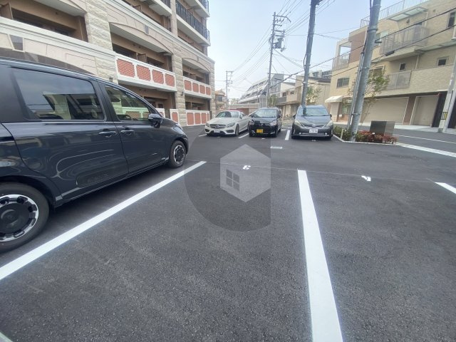 Luxe玉造南の駐車場