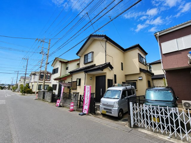 越谷市神明町2丁目　リフォーム　中古戸建の前面道路含む現地写真|明るい室内での新生活！
