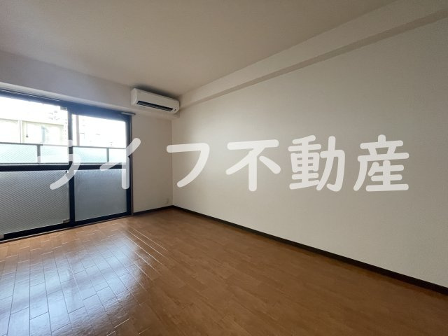 ハイウッズナガタの寝室|開放的な寝室です