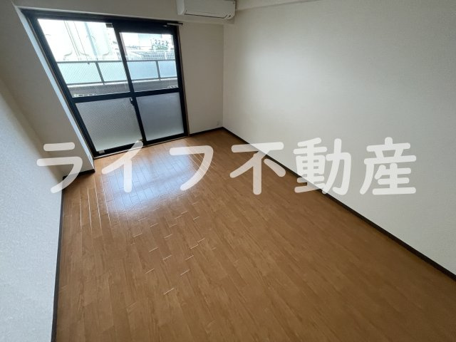 ハイウッズナガタの内装|明るい色調の室内です