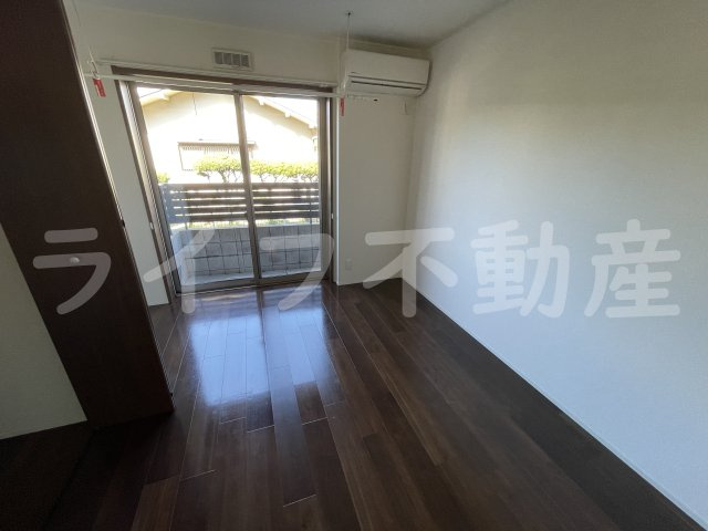 プレセアコート花園B棟の寝室|開放的な寝室です