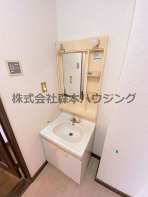 【独立洗面台】 | 　ドミシル谷辻 | 朝の身支度には欠かせない独立洗面化粧台