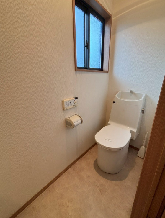 富津市上飯野　中古戸建のトイレ|※一部画像はAIによる画像加工を行い、家具・家電・残置物等を削除しております。空室時のイメージとしてご覧ください。現況と相違がある場合は現況を優先いたします。
