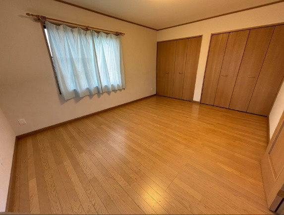 富津市上飯野　中古戸建の洋室|※一部画像はAIによる画像加工を行い、家具・家電・残置物等を削除しております。空室時のイメージとしてご覧ください。現況と相違がある場合は現況を優先いたします。
