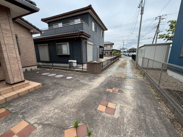 富津市上飯野　中古戸建の前面道路含む現地写真|※一部画像はAIによる画像加工を行い、家具・家電・残置物等を削除しております。空室時のイメージとしてご覧ください。現況と相違がある場合は現況を優先いたします。