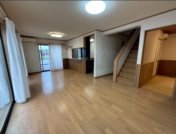 富津市上飯野　中古戸建の居間・リビング|※一部画像はAIによる画像加工を行い、家具・家電・残置物等を削除しております。空室時のイメージとしてご覧ください。現況と相違がある場合は現況を優先いたします。