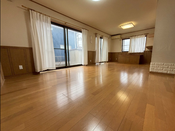 富津市上飯野　中古戸建の居間・リビング|※一部画像はAIによる画像加工を行い、家具・家電・残置物等を削除しております。空室時のイメージとしてご覧ください。現況と相違がある場合は現況を優先いたします。