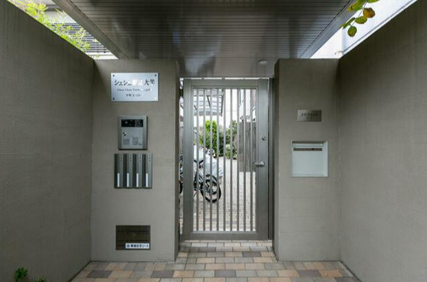 シュシュ都立大学のエントランス