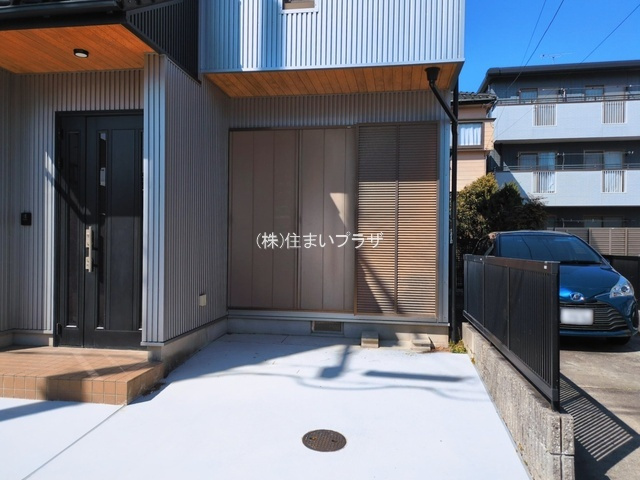 仲介手数料半額）稲沢市小沢2丁目の中古住宅の玄関|きれいな玄関です