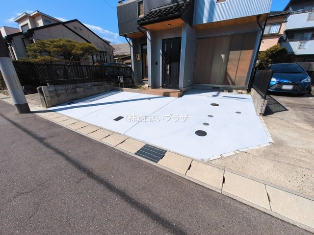 仲介手数料半額）稲沢市小沢2丁目の中古住宅の前面道路含む現地写真|前面道路含む現地写真です