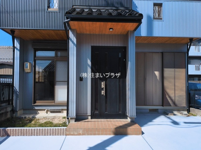 仲介手数料半額）稲沢市小沢2丁目の中古住宅の玄関|ゆったりとした玄関です