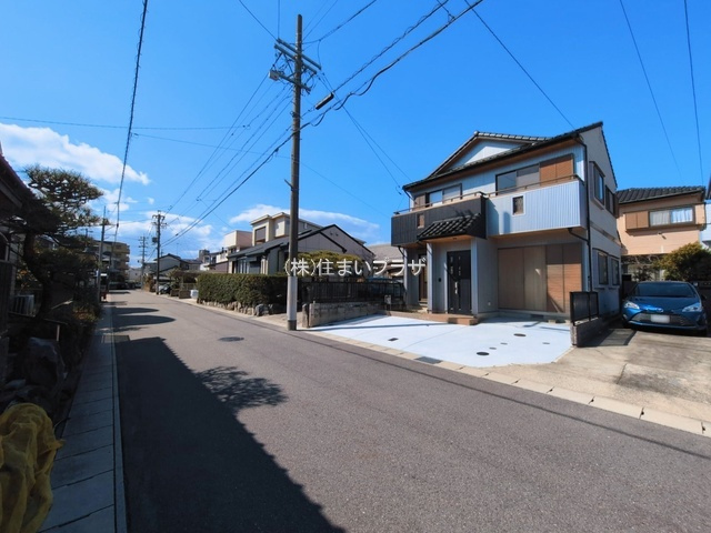 仲介手数料半額）稲沢市小沢2丁目の中古住宅の前面道路含む現地写真|前面道路含む現地写真です