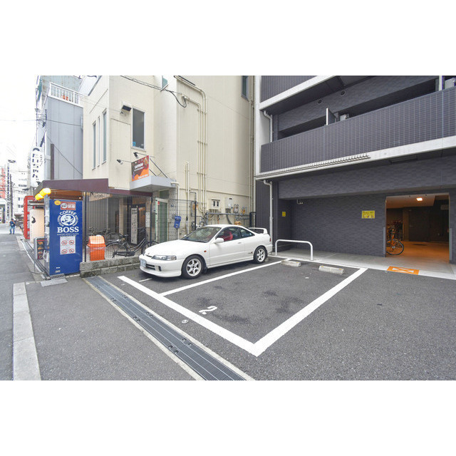 プレサンス堺筋本町駅前の駐車場