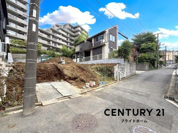 横浜市旭区中沢１丁目の新築一戸建の前面道路含む現地写真|車通りが少ない為、小さなお子様にも安心です。
是非一度、現地へ起こしください。