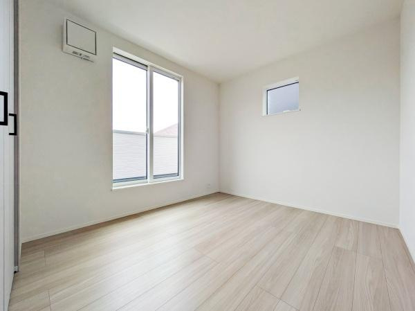 横浜市港北区下田町６丁目の新築一戸建の洋室|広さも十分で窓からの光が嬉しい洋室です。