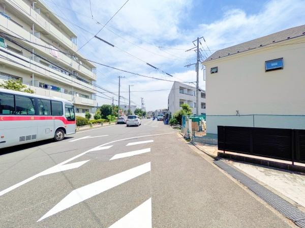 横浜市港北区下田町６丁目の新築一戸建の前面道路含む現地写真|車通りが少ない為、小さなお子様にも安心です。
是非一度、現地へ起こしください。
