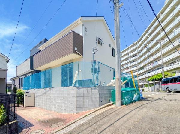 横浜市港北区下田町６丁目の新築一戸建の前面道路含む現地写真|陽当りの良さ、住環境を現地にてご確認下さい！
周辺環境も合わせてご案内させていただきます！