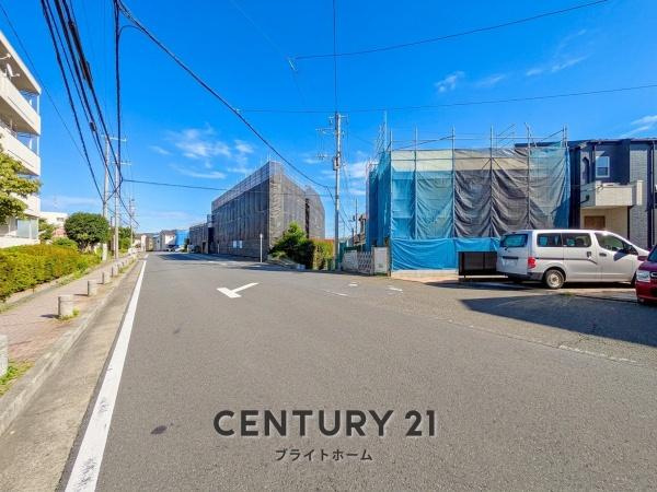 横浜市港北区下田町６丁目の新築一戸建の前面道路含む現地写真|陽当りの良さ、住環境を現地にてご確認下さい！
周辺環境も合わせてご案内させていただきます！