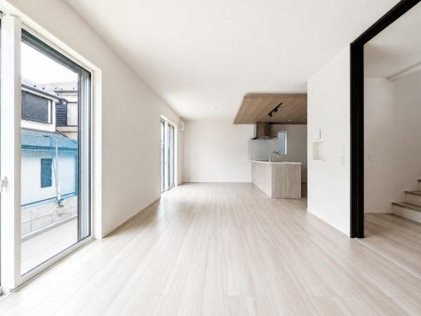 横浜市港北区下田町６丁目の新築一戸建の居間・リビング|家族が自然と集まるリビングは
落ち着きのある空間です♪